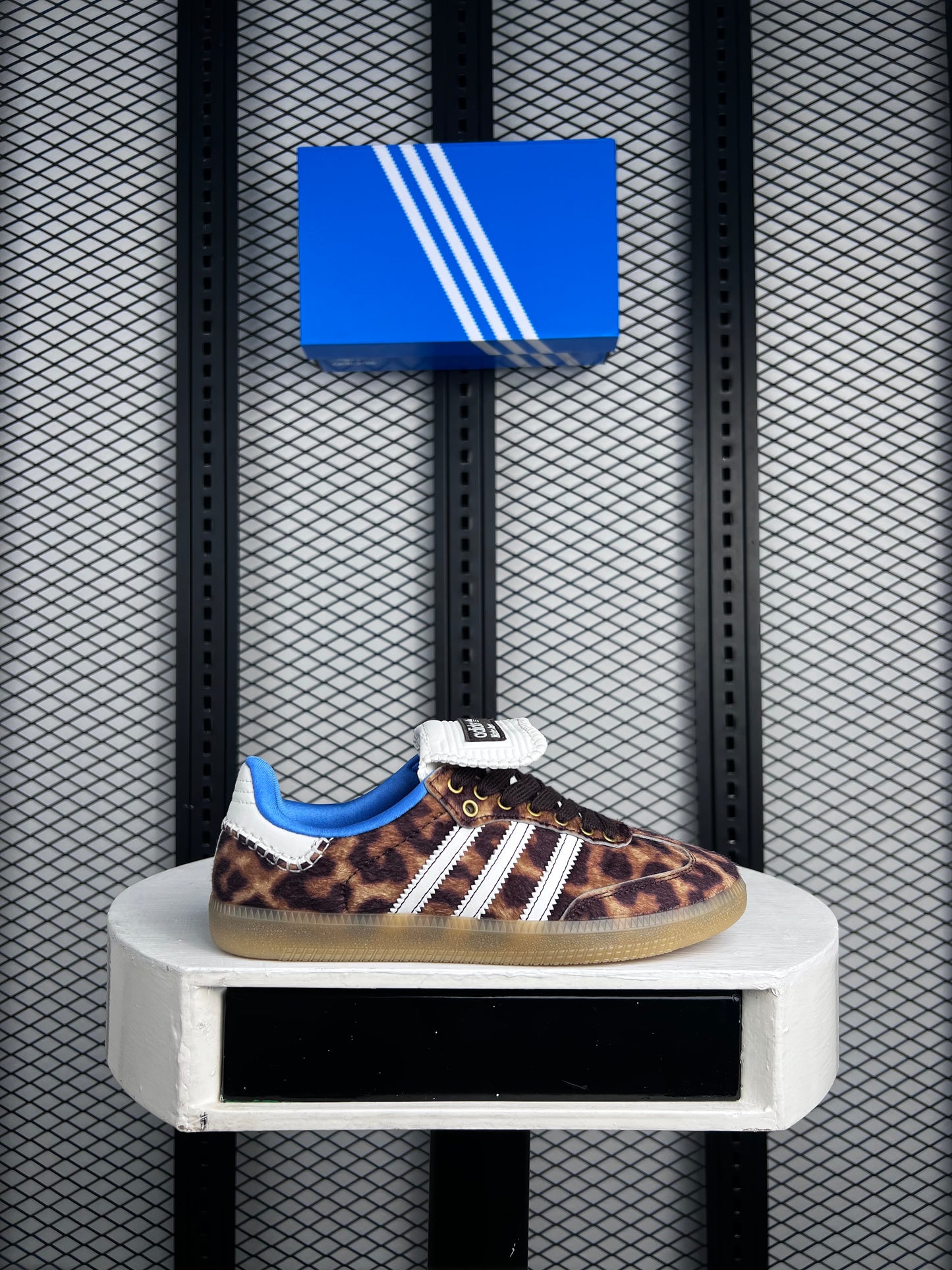 Ladies luxury sneaker