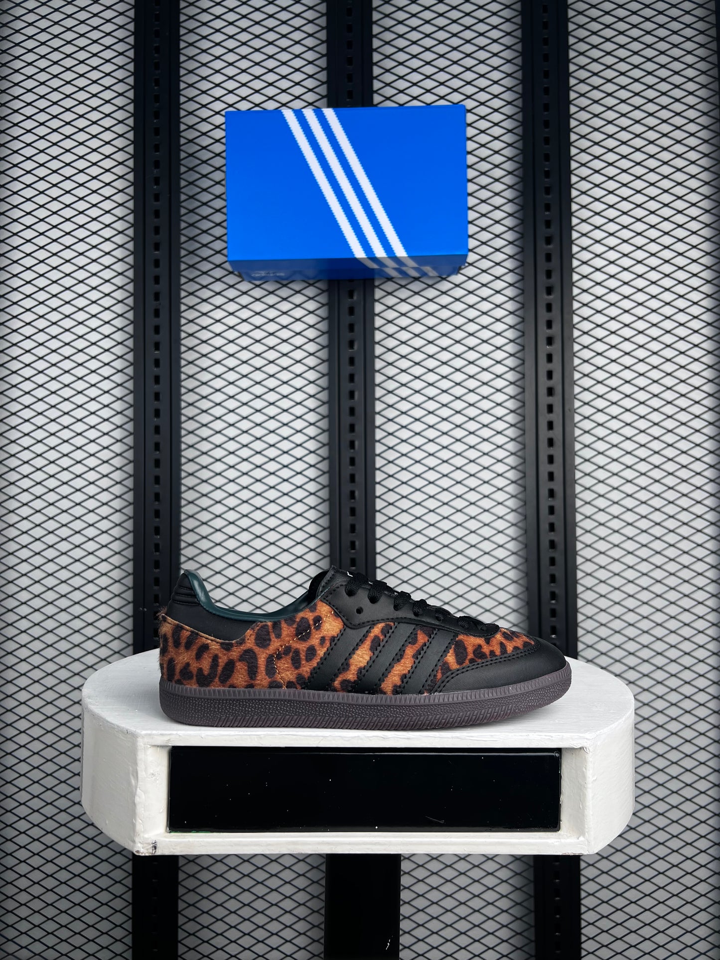 Ladies luxury sneaker