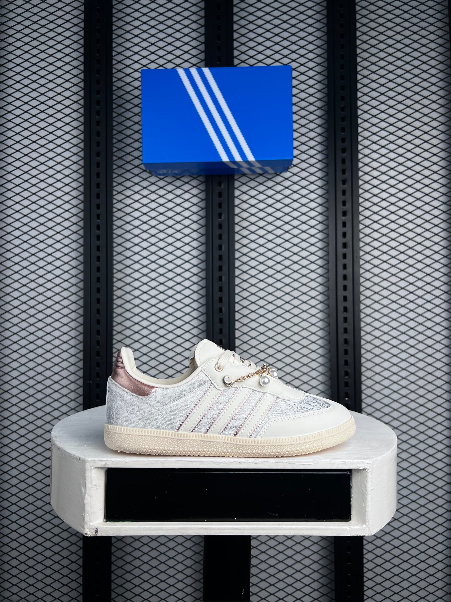 Ladies luxury sneaker