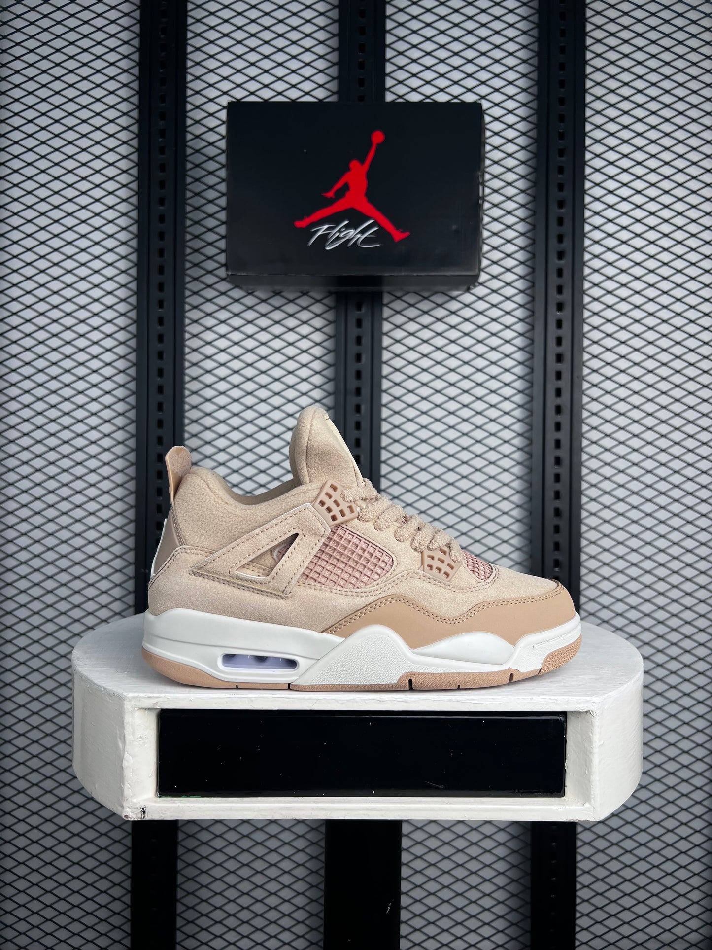 J4 lifestyle sneaker