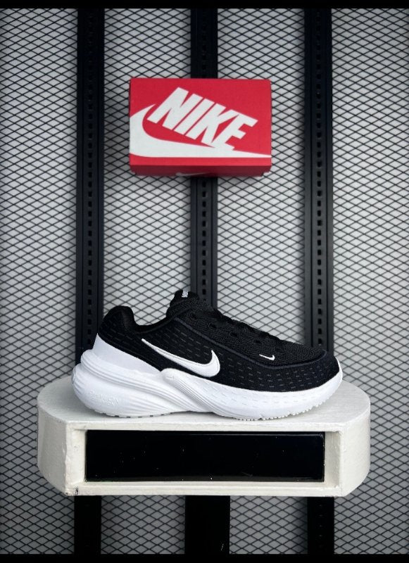 Textured mesh runner in black and white with running, technical, casual styling