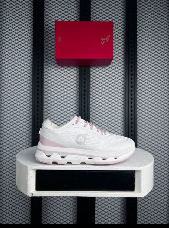 Textured mesh runner in white and pink with running, technical styling