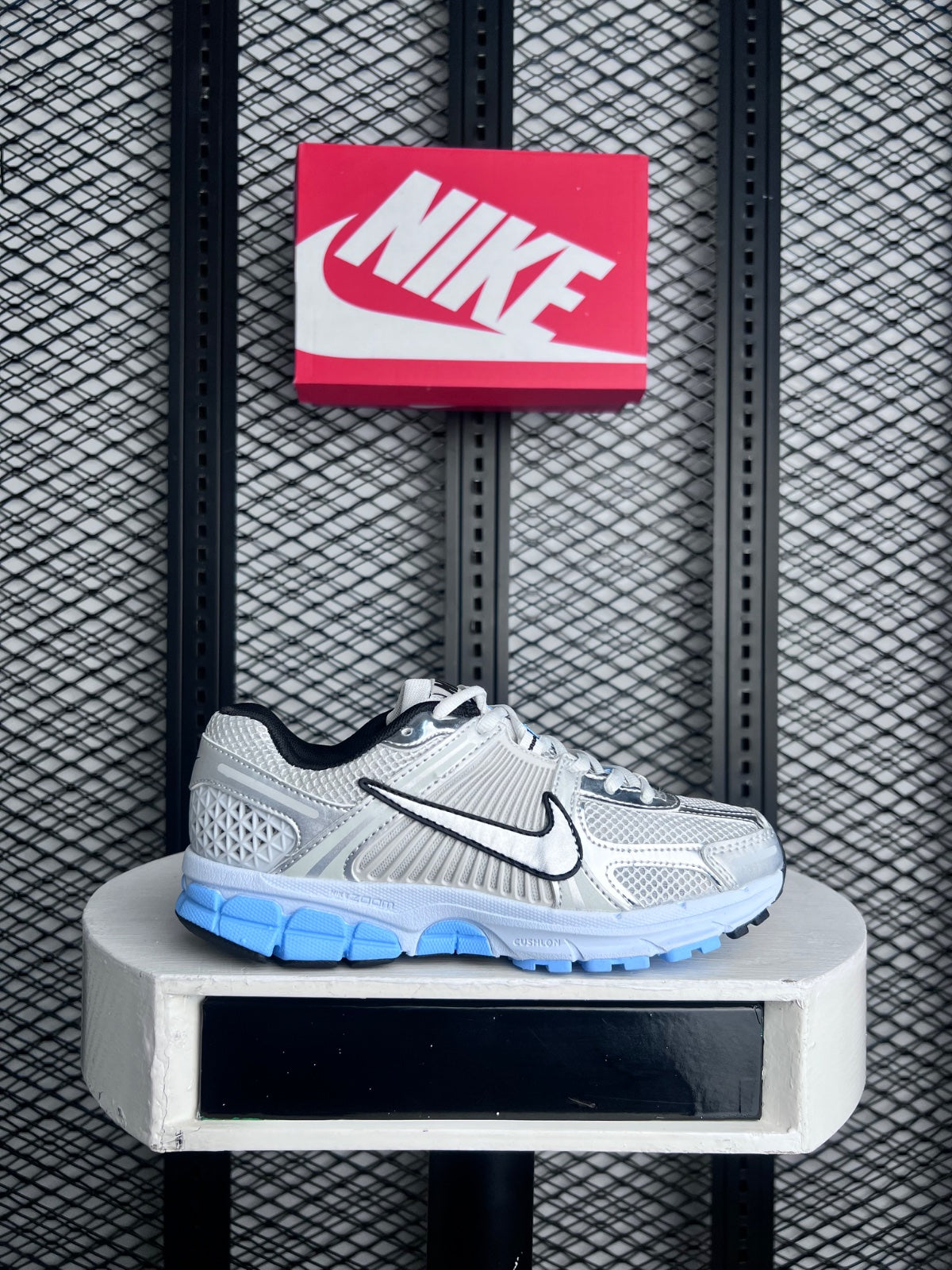 Mesh and metallic low-top runner with light blue sole