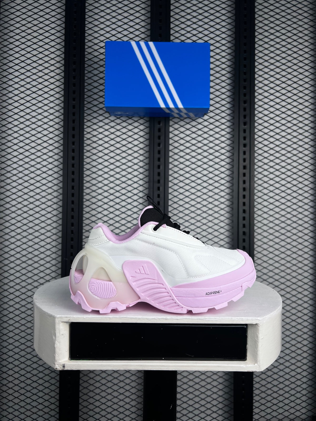 Chunky low-top runner with translucent heel cage