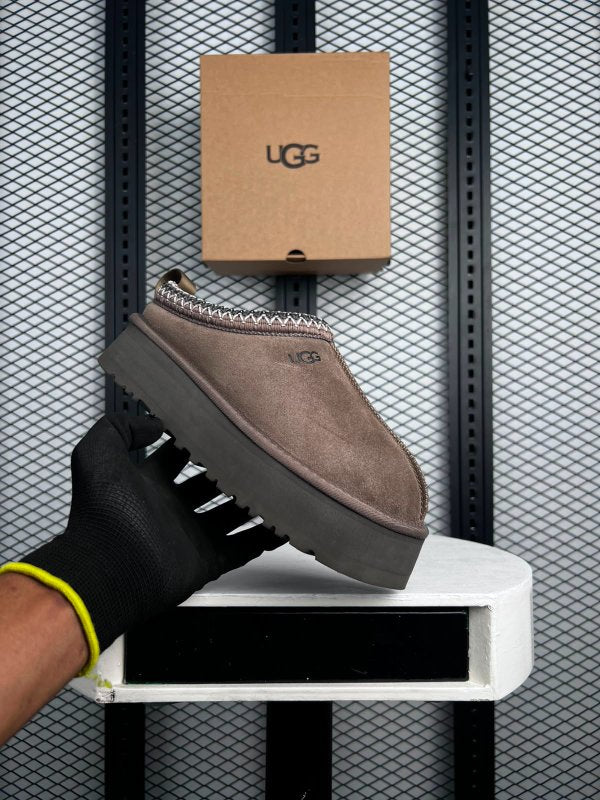 Matte nubuck slide in brown