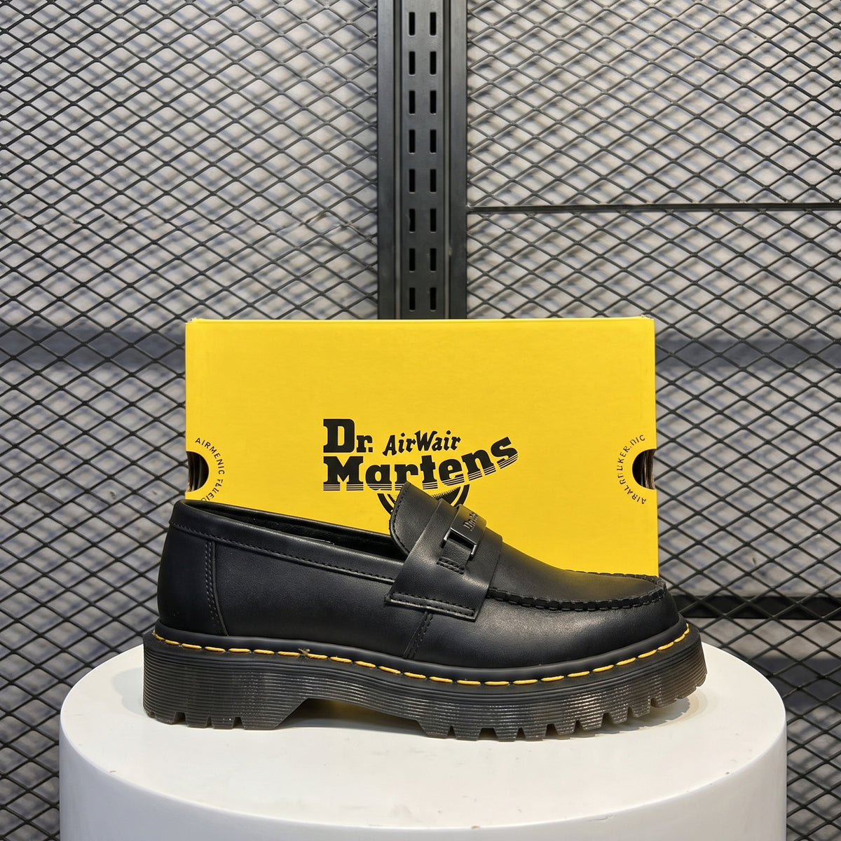 Matte leather loafer in black