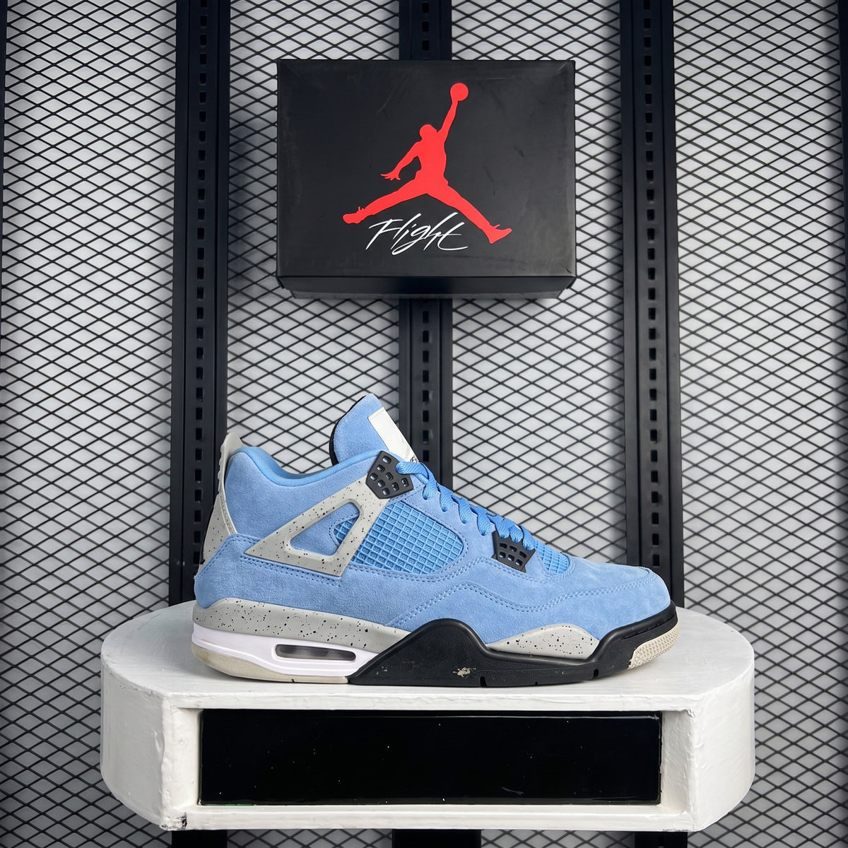 Cushioned-sole light blue nubuck mid-top trainer