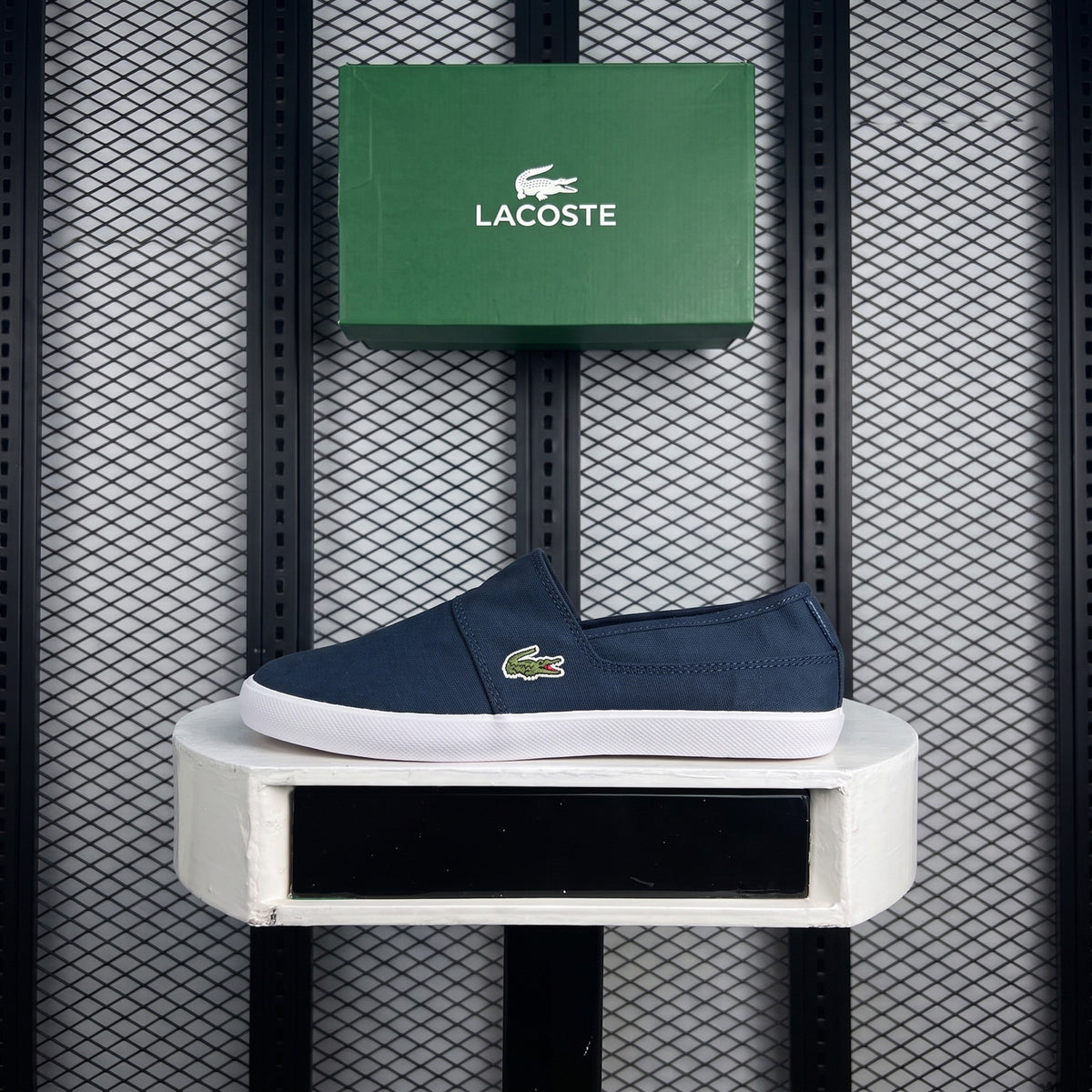 Canvas loafer in navy with no laces with a minimal finish