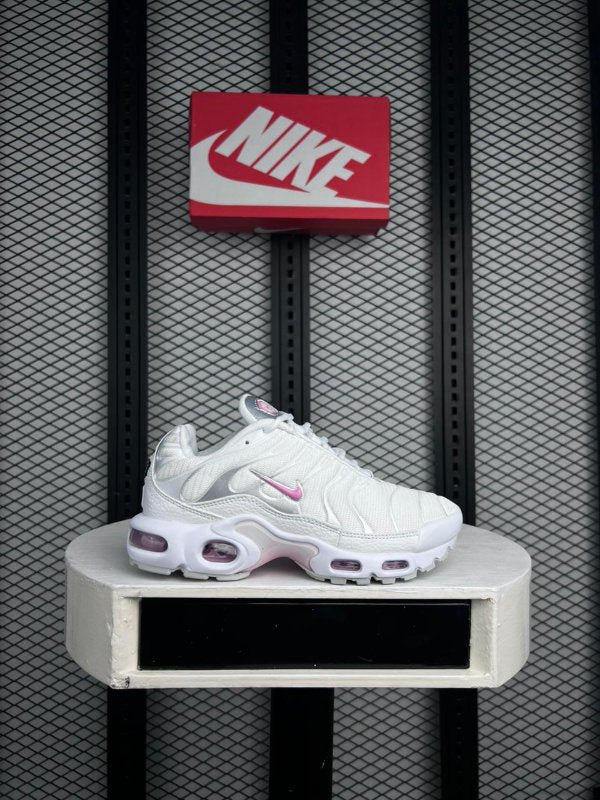 Metallic mesh runner in white and pink