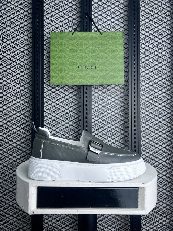 Leather loafer in grey