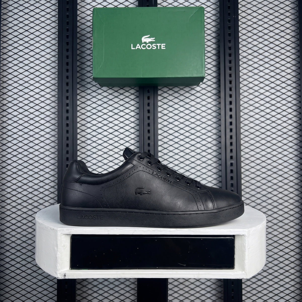Low-profile leather tennis shoe in triple black