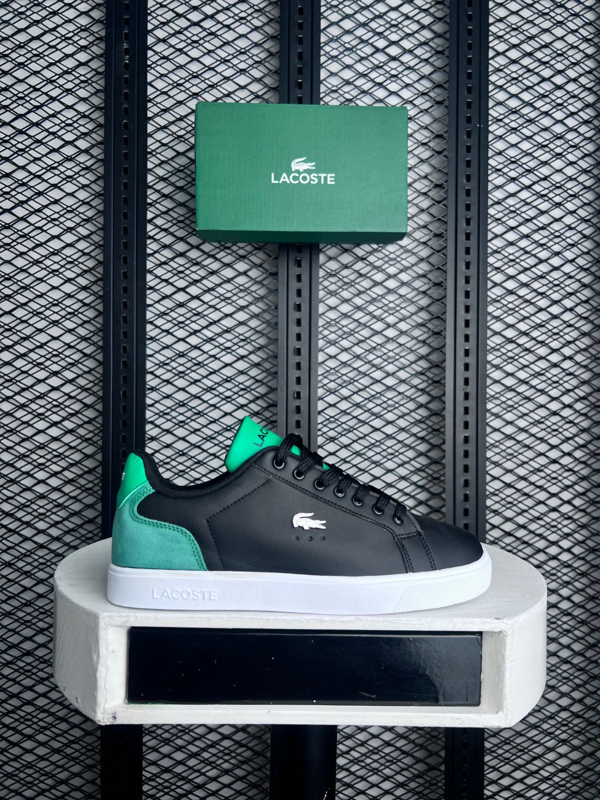Smooth leather low-top trainer with vibrant green trim