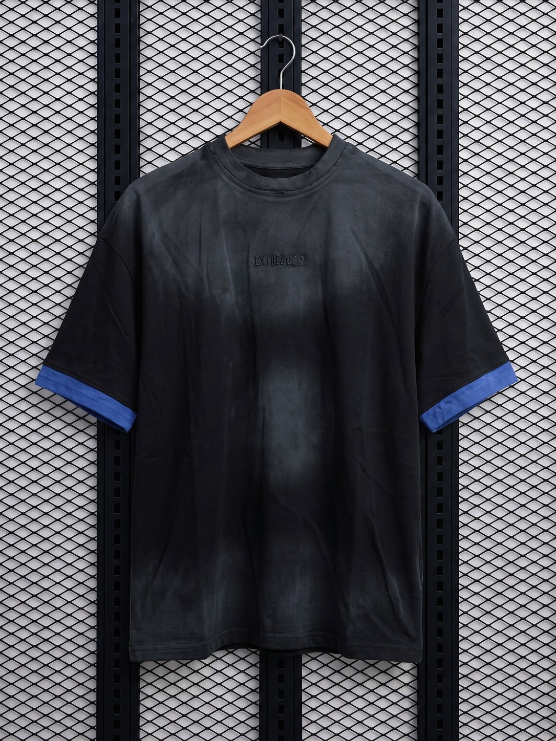 Acid-wash effect short sleeve t-shirt with blue cuffs