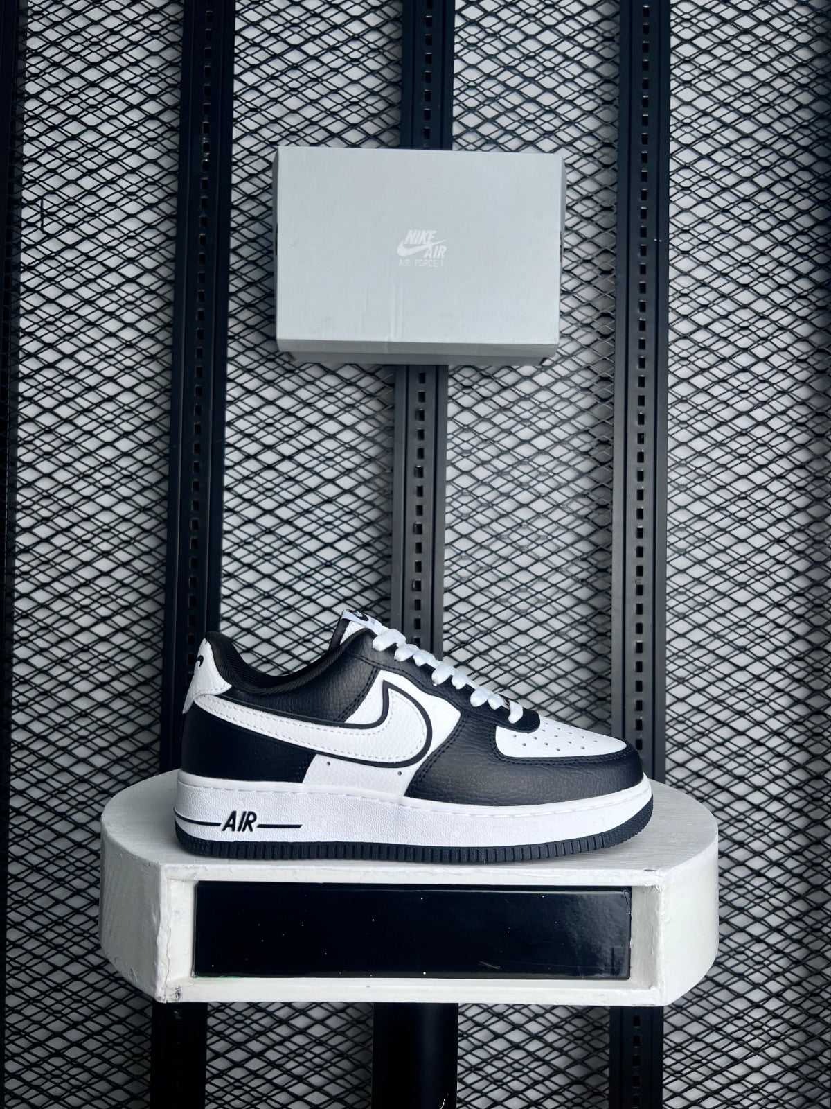 Low-top sneaker LV8 Panda