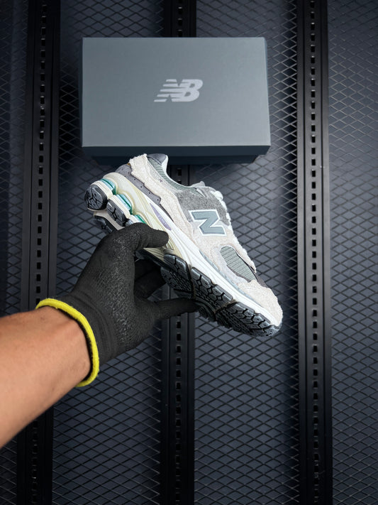 Special Edition Sneaker 2002R