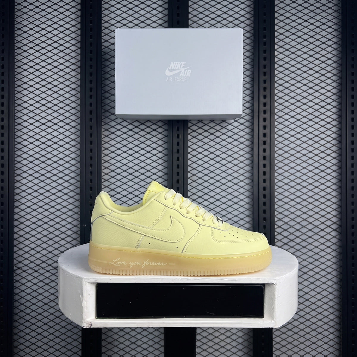 Leather low-top in yellow