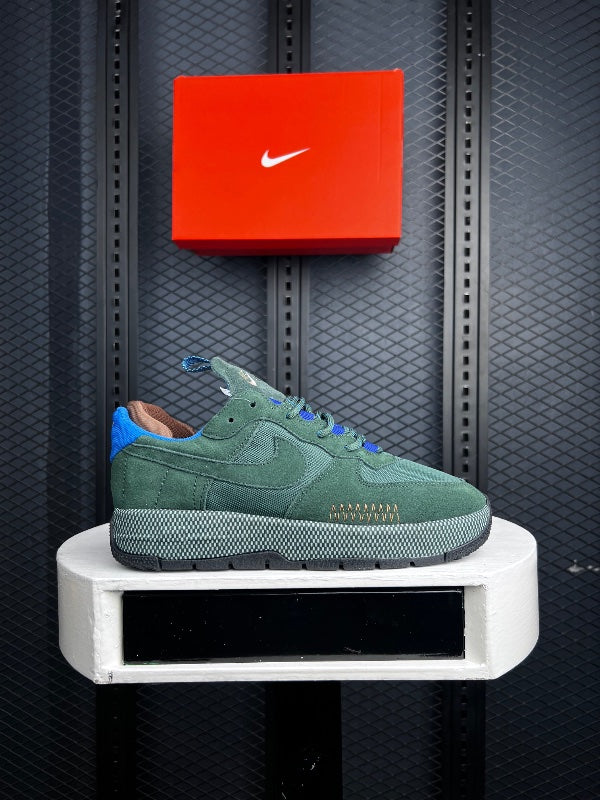 Low-top trail silhouette in forest green and blue