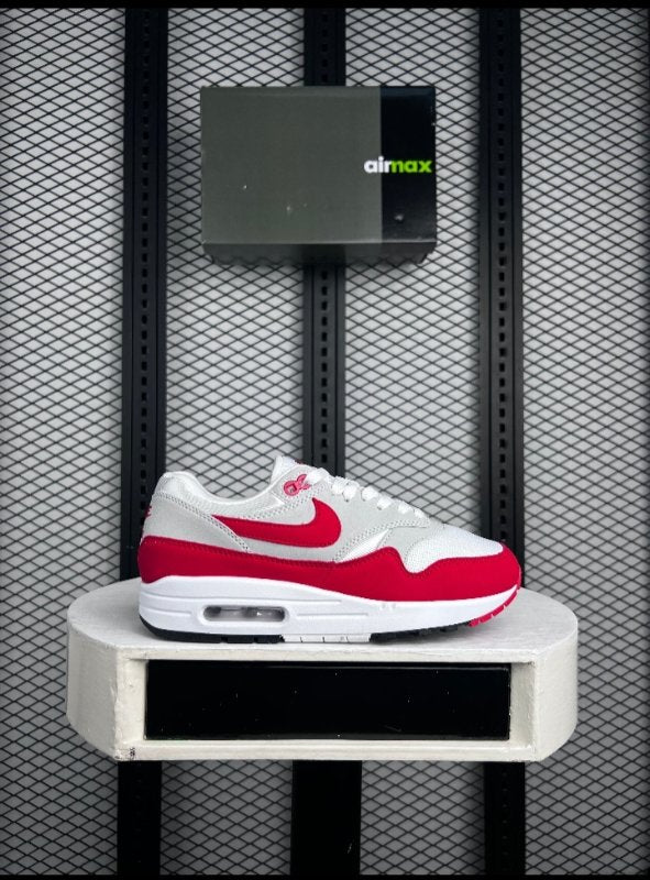 Bright red mudguard mesh runner with grey panels