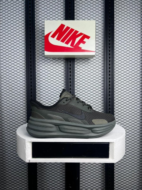 Textured mesh runner in olive