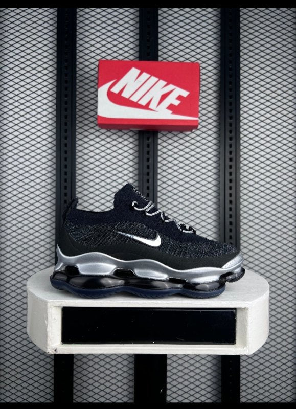 Metallic knit runner in black and silver
