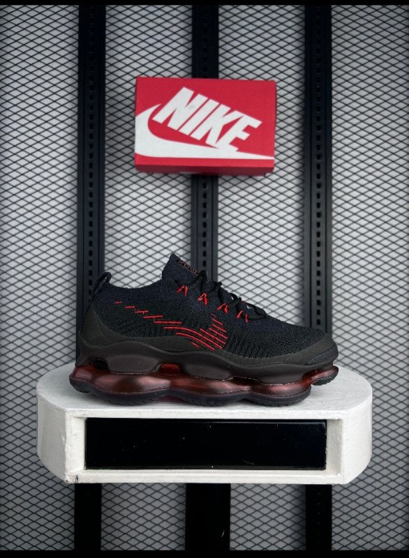 Textured knit runner in black and red
