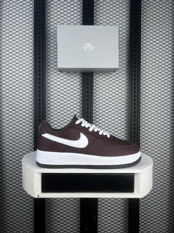 Leather low-top in chocolate and white