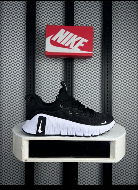 Textured mesh runner in black with running, technical styling