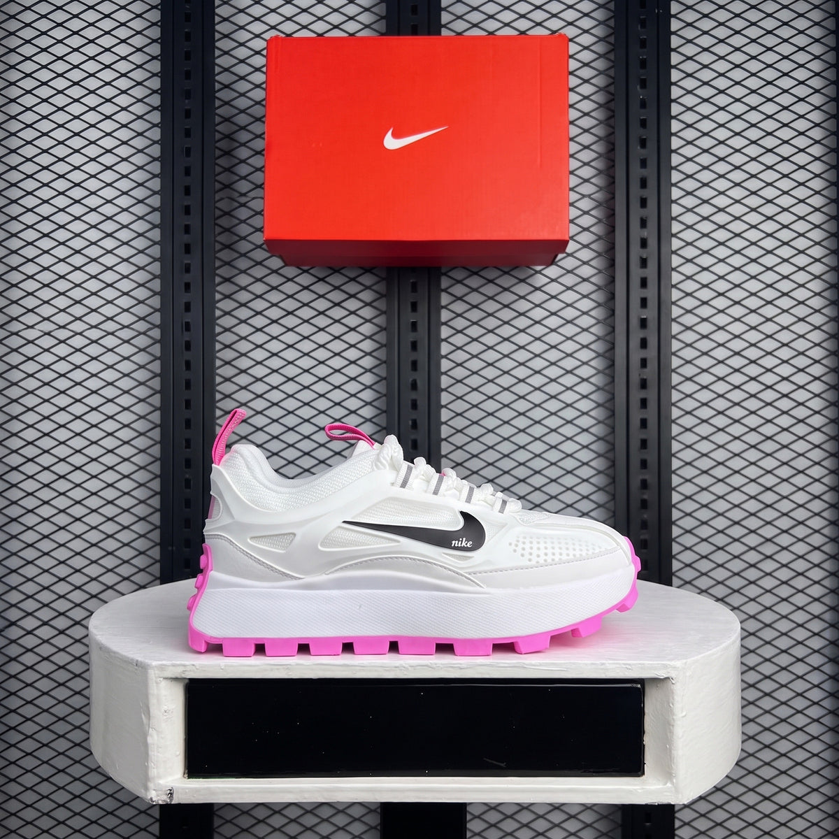 Textile runner in white and pink