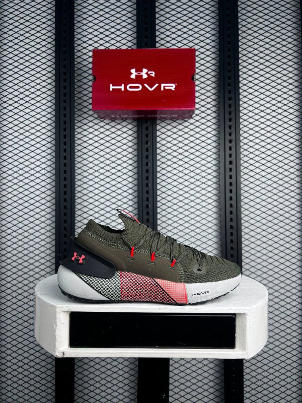 Gradient-mesh compression runner in olive with red accents