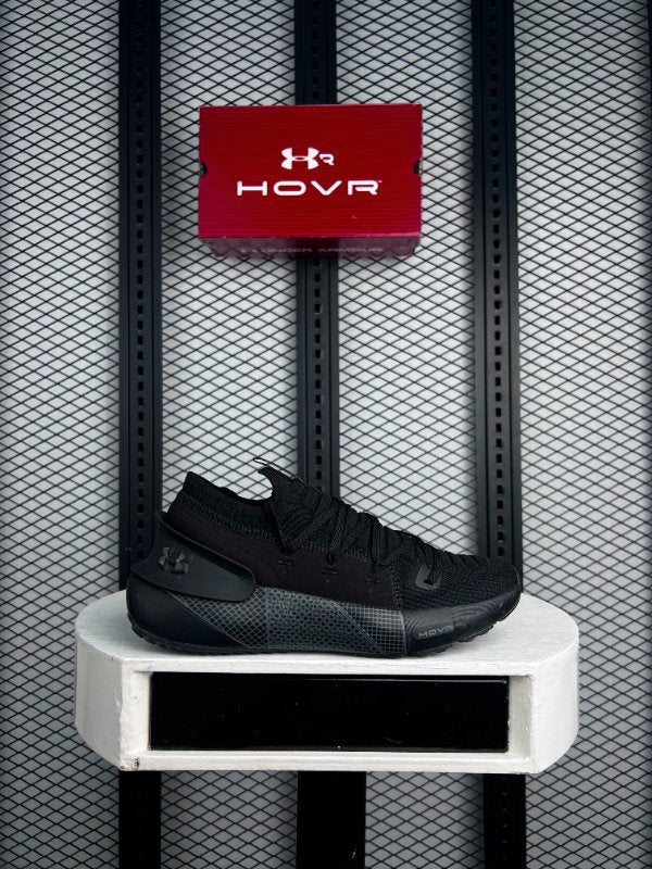 Molded heel clip knit runner in all black