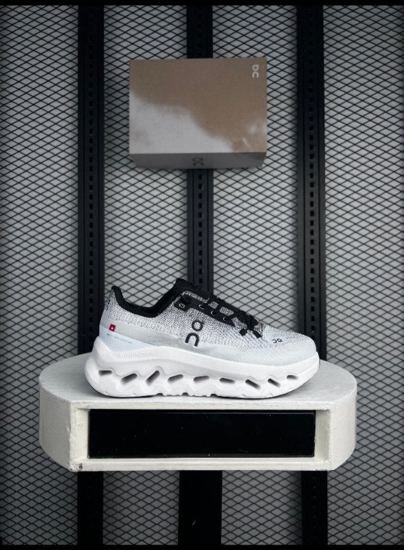 Cutout-midsole knit runner in gradient white and black