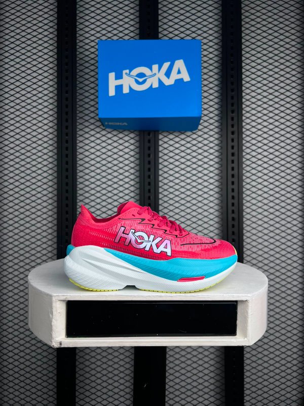 Textured mesh runner in pink and light blue