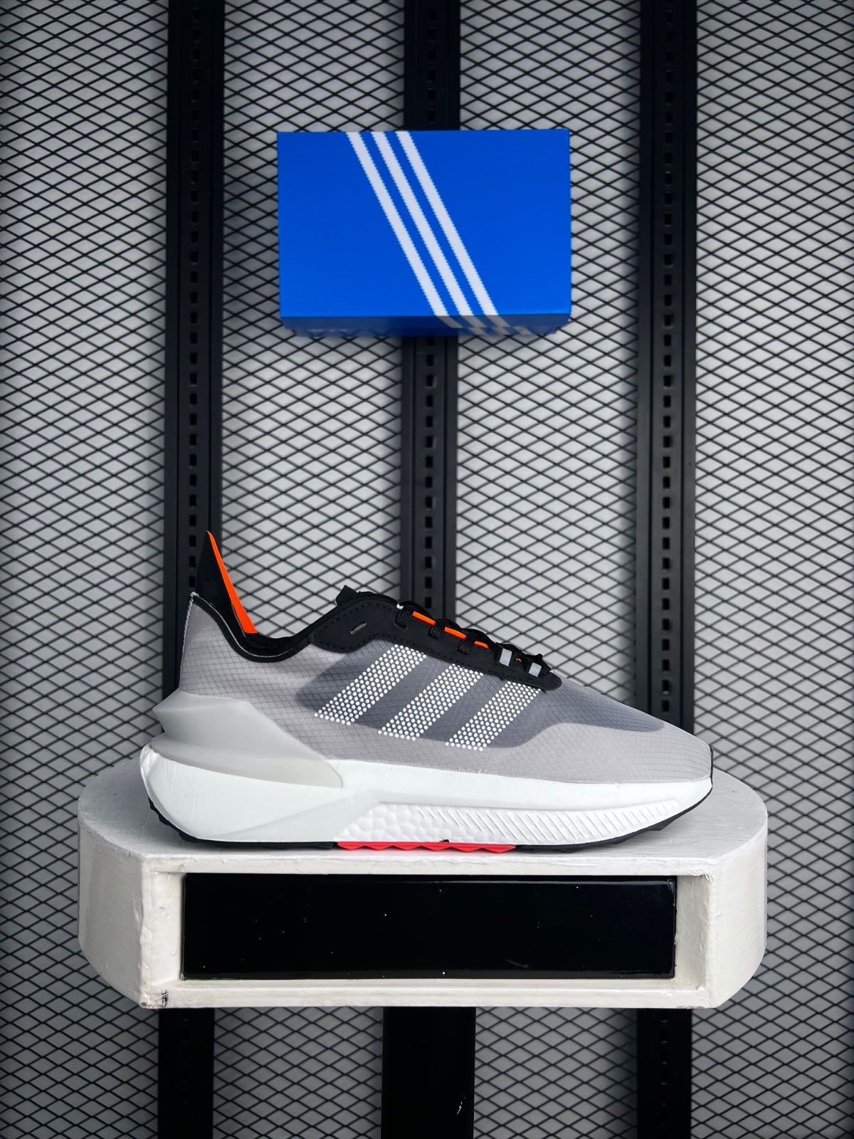 Technical mesh runner in grey with coral trim