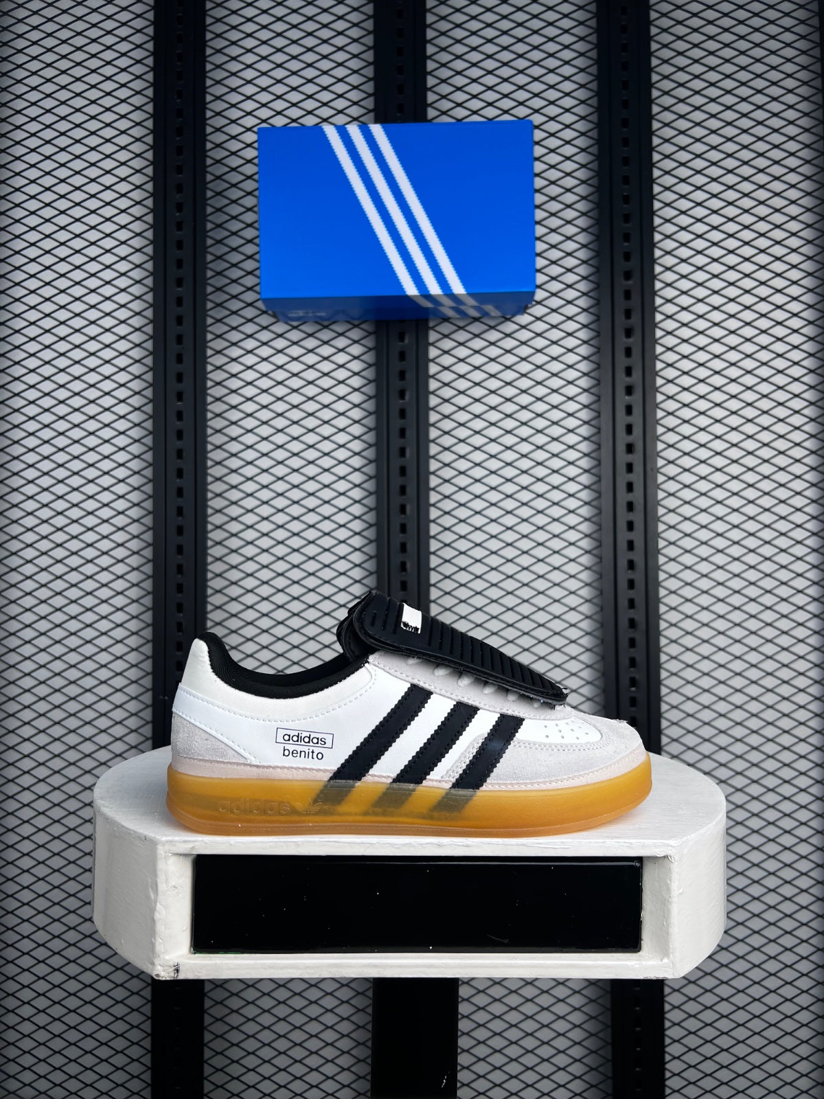 Translucent gum sole low-top trainer with perforated toe