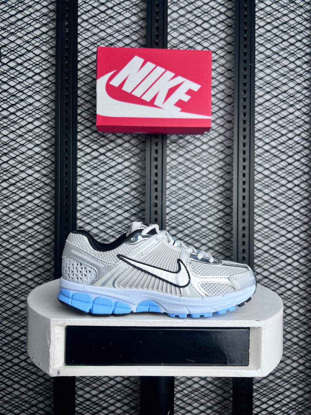 Mesh and metallic low-top runner with light blue sole