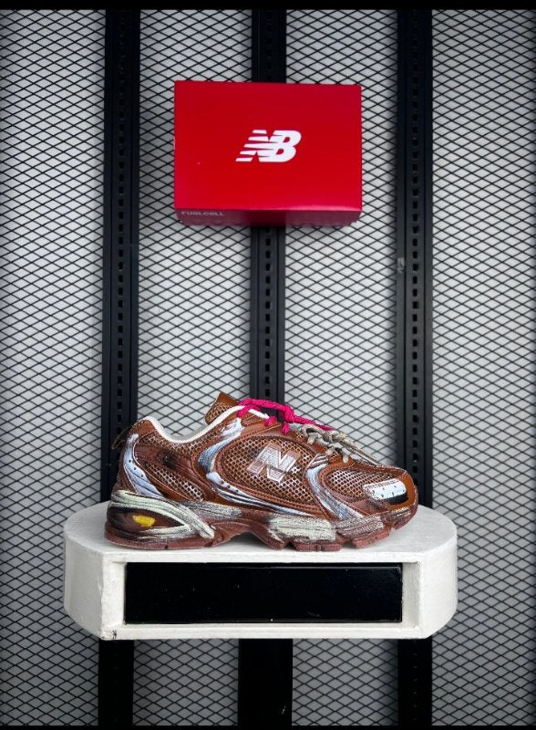 Colour-block distressed mesh runner in brown and silver