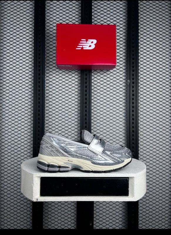 Sneaker 1906L Metallic Silver