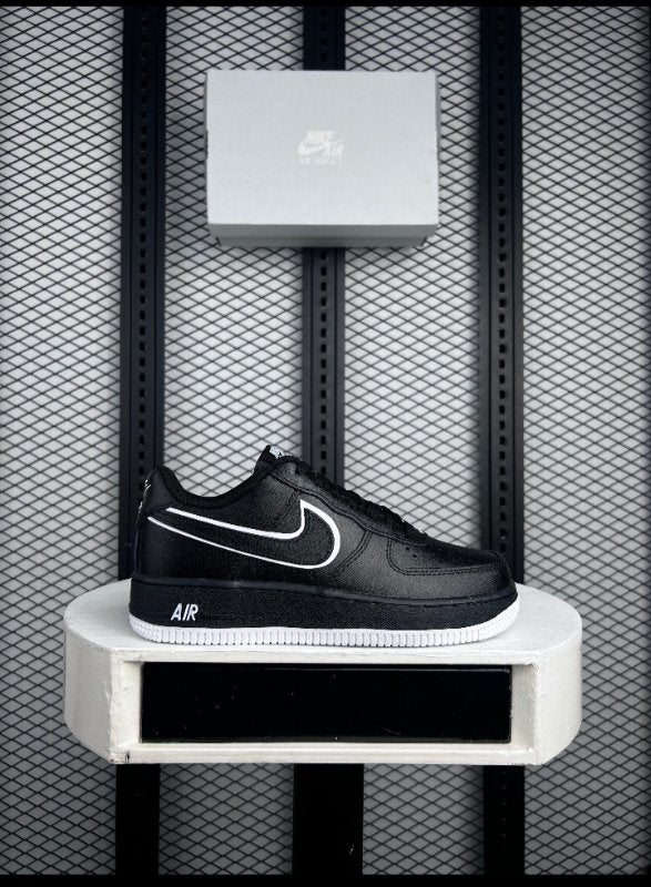 Sneaker Black Outline White