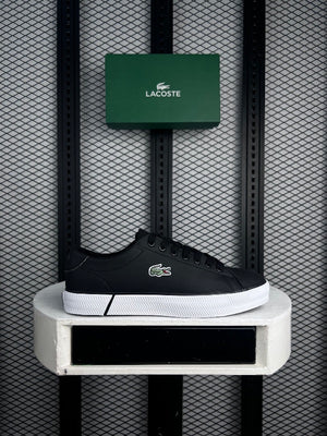 Leather low-top in black on a white platform sole