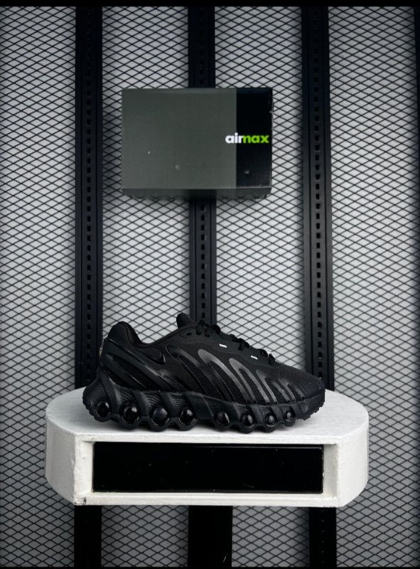 Textured textile runner in black with technical, chunky, running styling