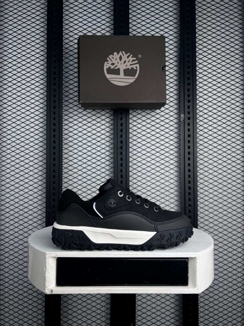 Metal-eyelet low-top trail shoe in black leather