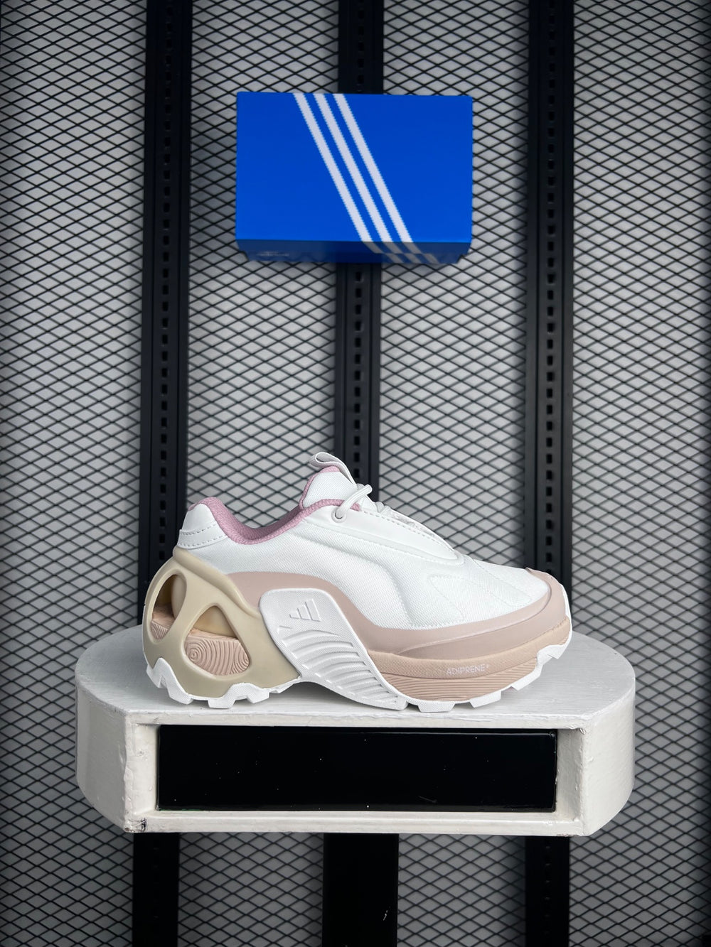 Sculpted cutout heel runner in chalk white and blush