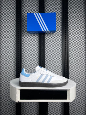 Smooth leather trainer with light blue stripes and gum sole