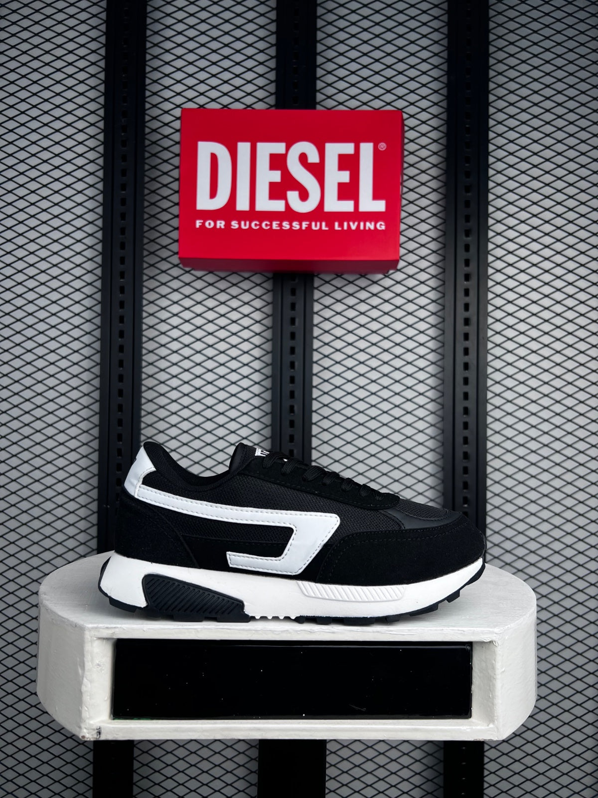 Contrast-panel low runner in black mesh and white