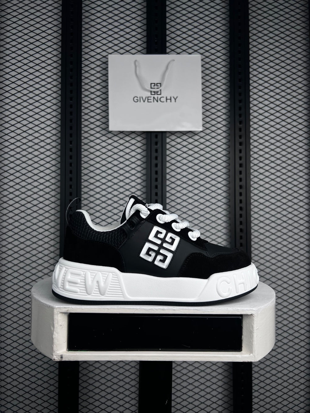 Silver-toned emblem platform sneaker with thick rope laces