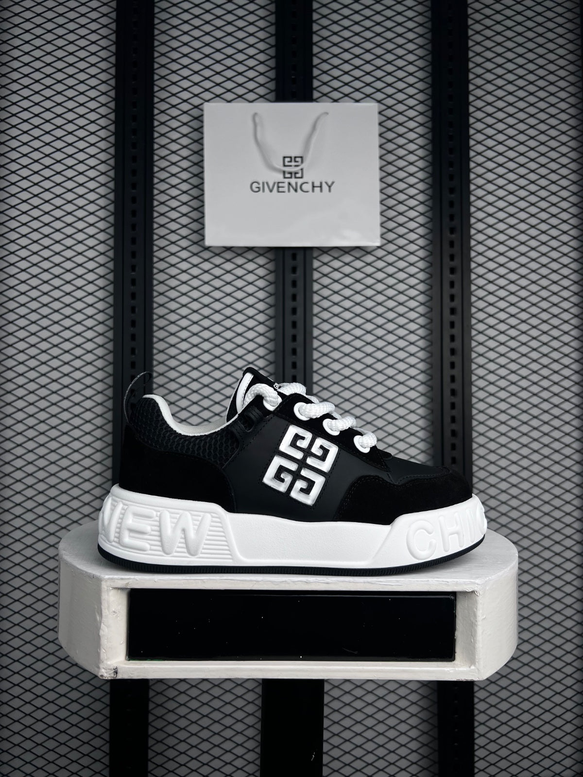 Silver-toned emblem platform sneaker with thick rope laces