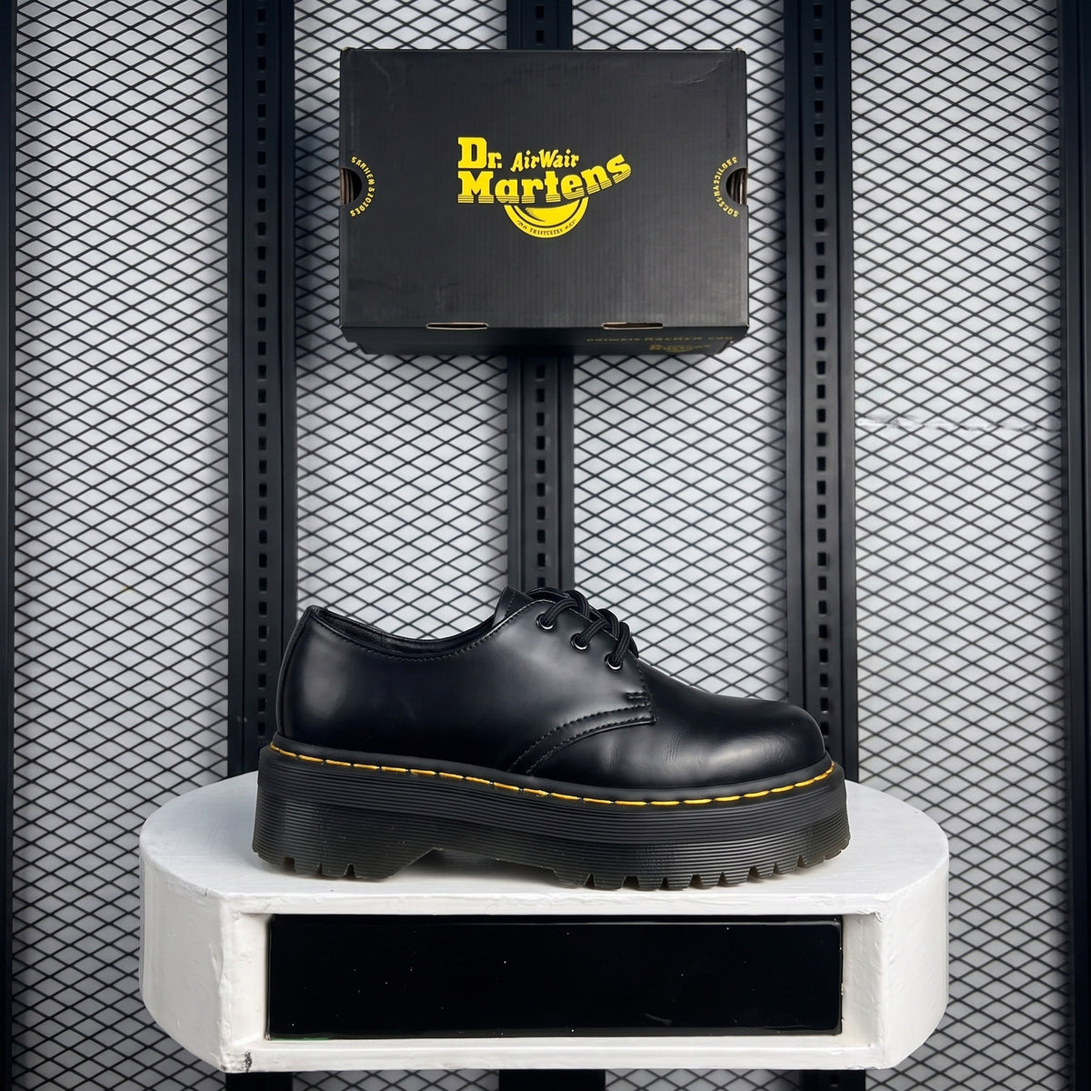 Smooth leather platform derby with yellow stitching