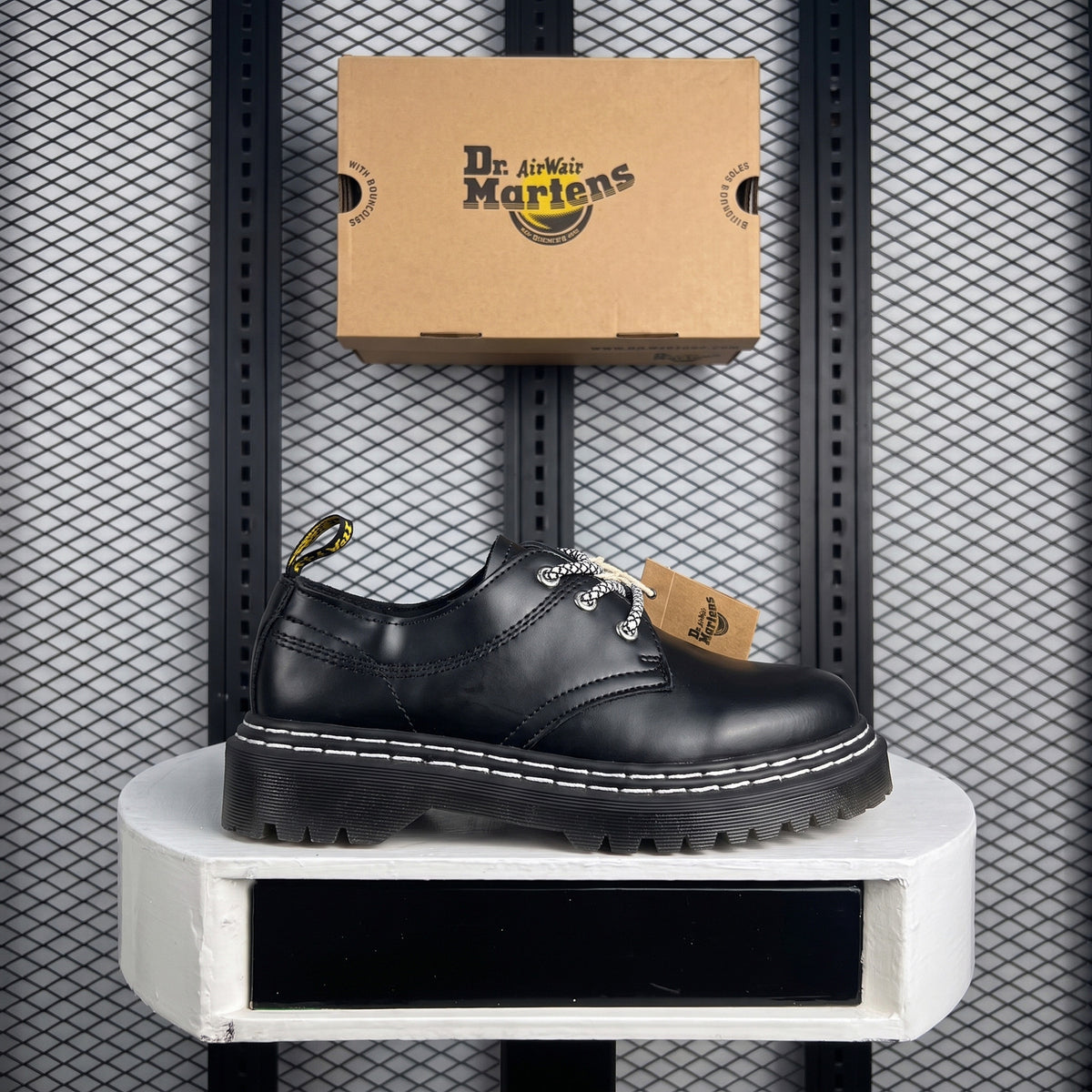 Contrast-stitched chunky platform derby in black