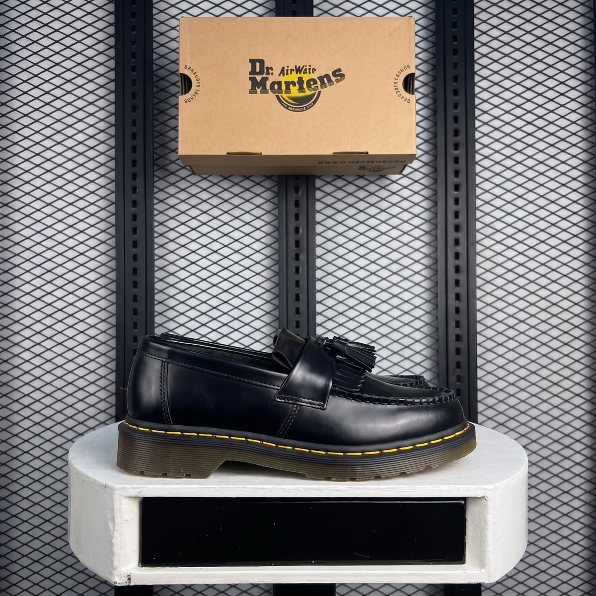 Leather loafer in black on a brown chunky sole
