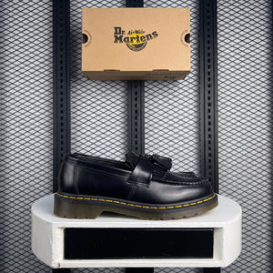 Leather loafer in black on a brown chunky sole